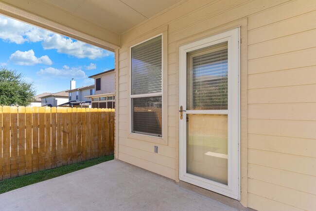 Building Photo - Spacious 4-Bed Home with Island Kitchen, Private Patio & Fenced Yard in Schertz