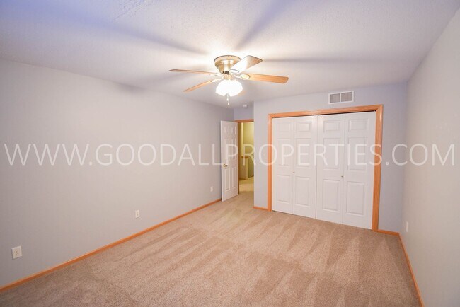 Building Photo - Beautiful 2 bedroom, 1.5 bath Townhouse in West Des Moines with 1-car attached garage