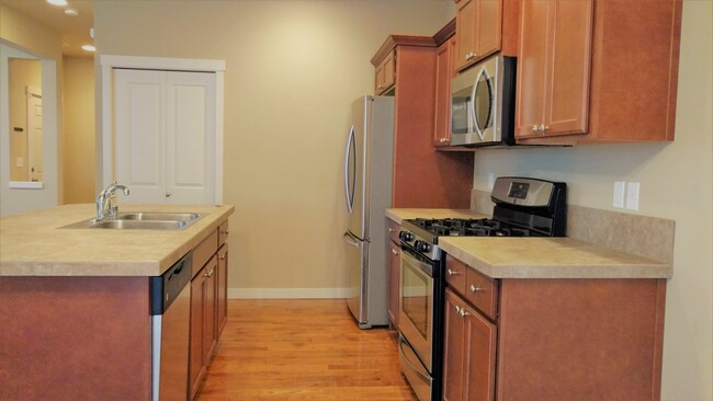 Building Photo - Spacious Fife 3 Bedroom with Fenced  Yard!