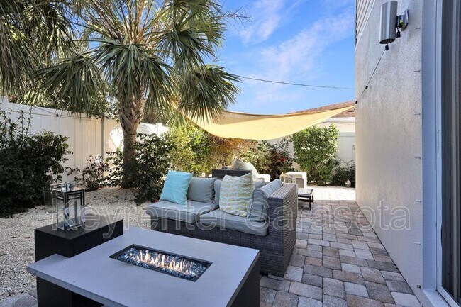 Building Photo - 2056 Roselawn St