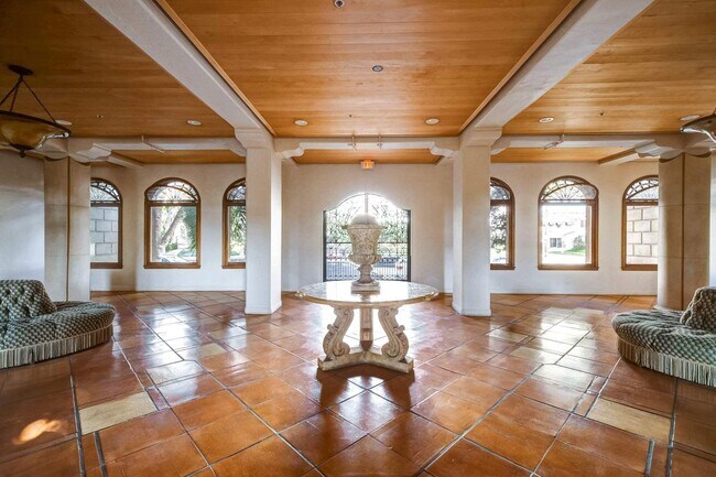 Building Photo - 109 N Sycamore Ave