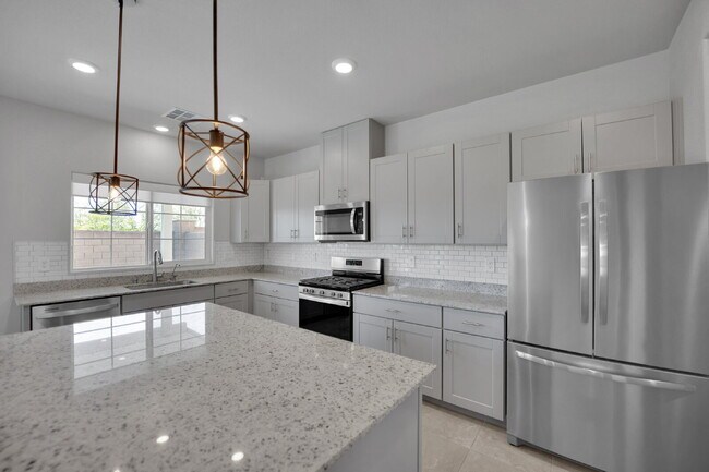 Building Photo - Gorgeous 5 Bedroom home!