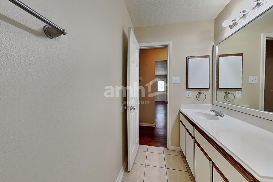 Building Photo - 5602 Darby Square Trl