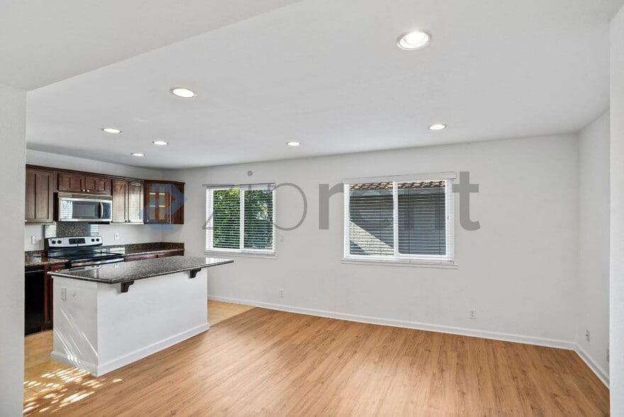 Building Photo - 1451 Main St