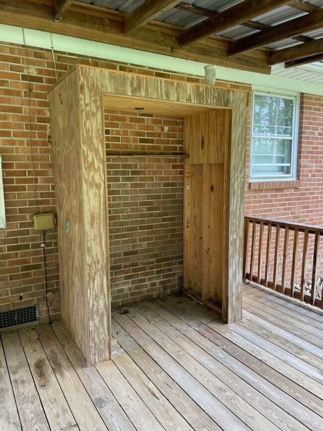 Building Photo - NEWLY RENOVATED 2 BED, 2 BATH HOME WITH GA...