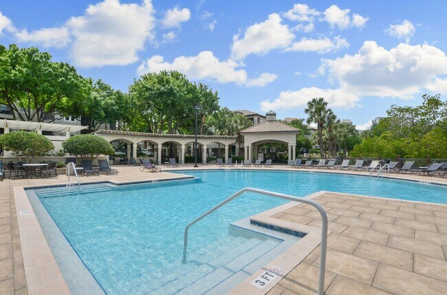 Building Photo - Gorgeous End Unit with pond fountain view -  1 Bed, 1 Bath plus Office/Den Nook on Harbour Island...