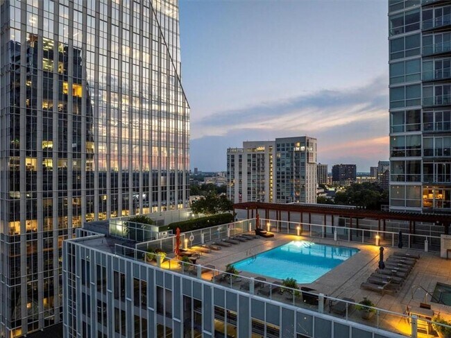 Building Photo - 10 Terminus Luxury 2 Bedroom Condo in Heart of Buckhead