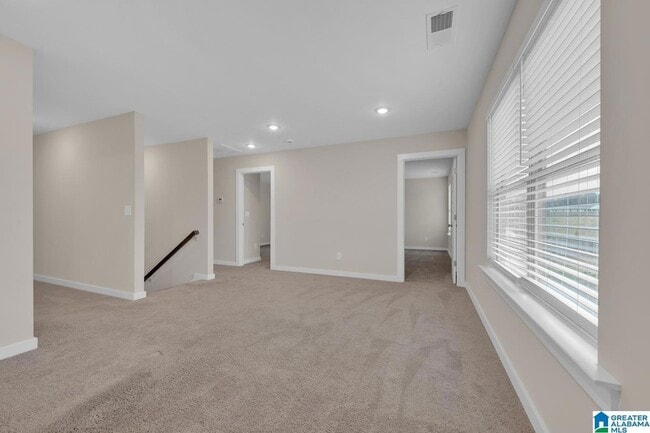 Building Photo - 170 Kings Wy