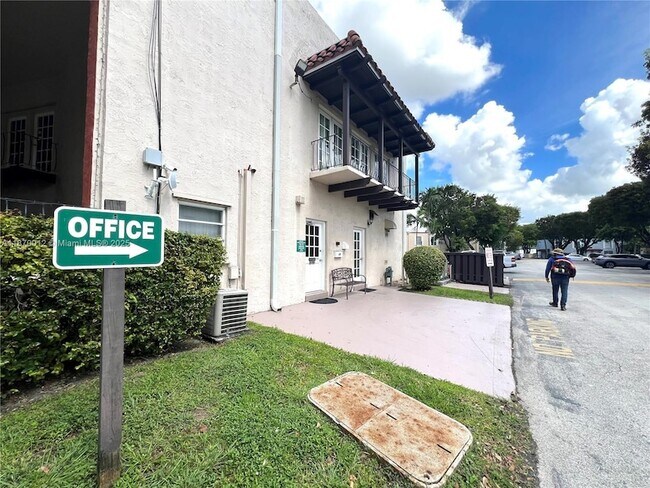 Building Photo - 10822 N Kendall Dr
