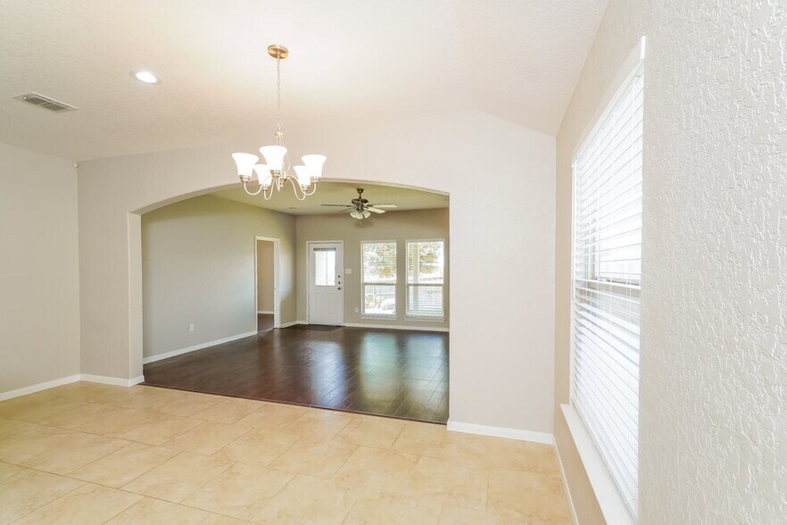 Building Photo - 5827 Southern Knoll