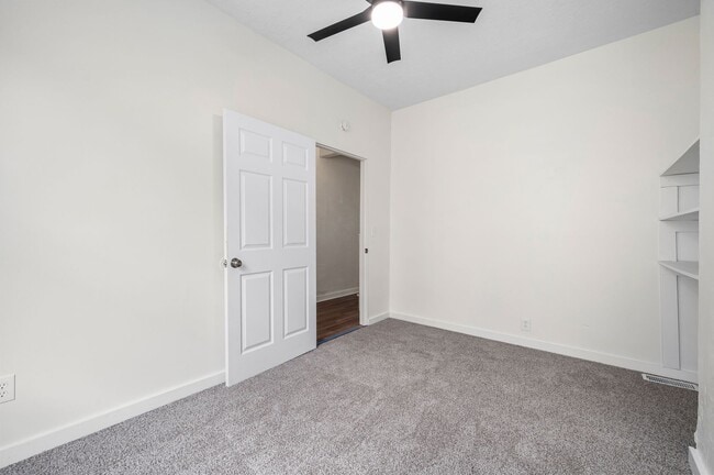 Building Photo - 3 bed 1 bath - newly updated, central air,...
