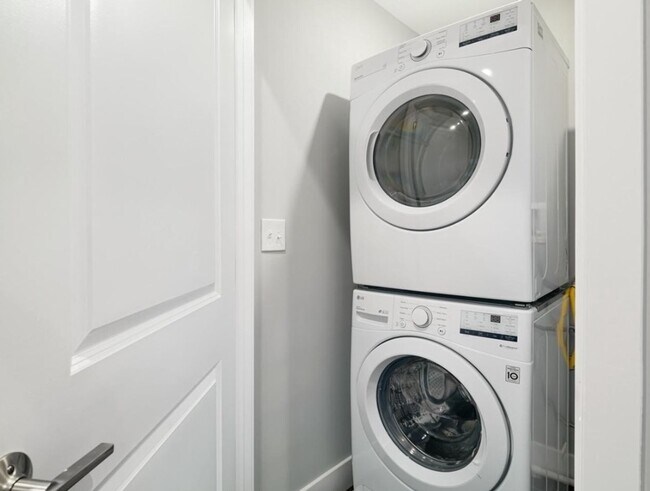 Building Photo - 1324 S Woodstock St