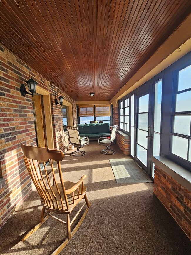 Building Photo - 4 BED | 2.5 BATH | DOUBLE GARAGE | WEST RAPID | FURNISHED