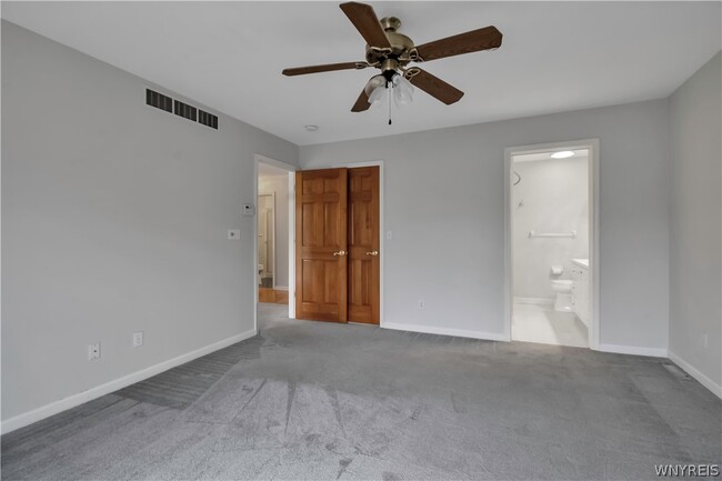 Building Photo - 6 St Charles Ct