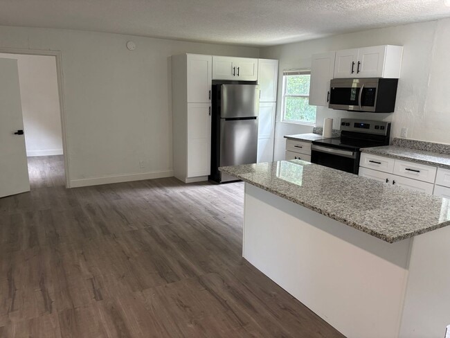 Building Photo - Newly Remodeled 3 Bedroom