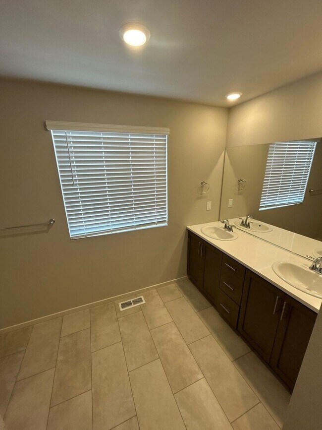 Building Photo - 610 Pickering Ln