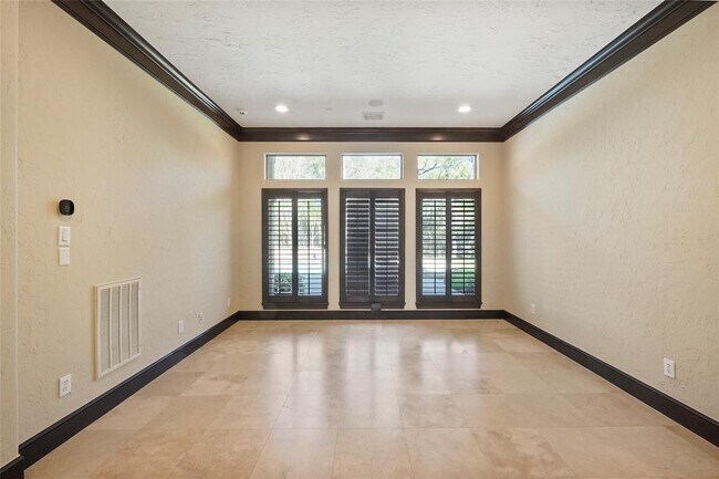 Building Photo - 30 N Palmiera Cir