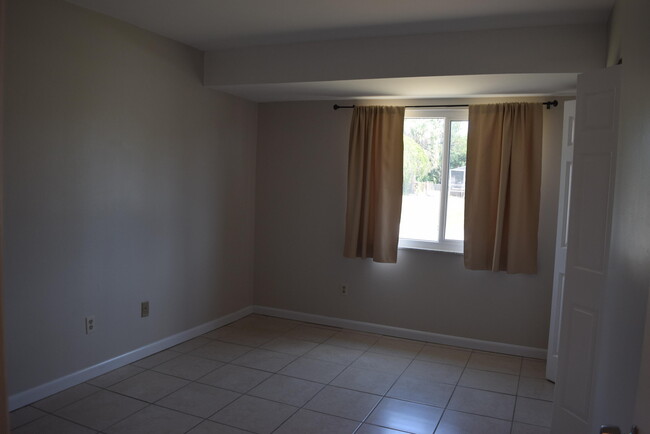 Building Photo - 248 SW Cherryhill Rd