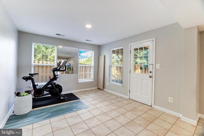 Building Photo - 2520 Banshire Dr