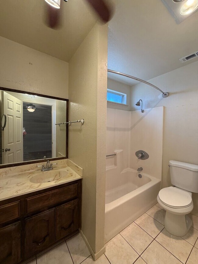 Building Photo - 3 Bedroom 2 Bathroom House with 2 Car Garage Located in Lenwood