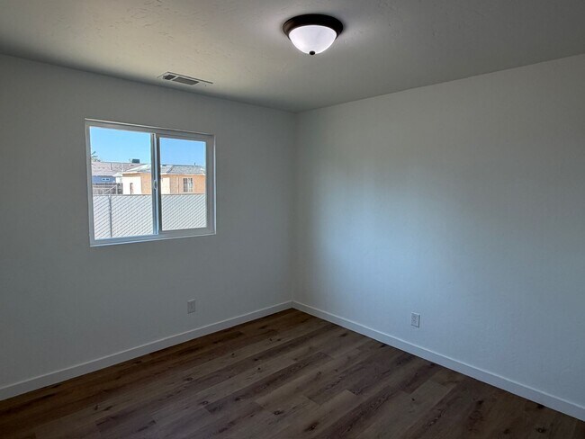 Building Photo - 609 North Ave