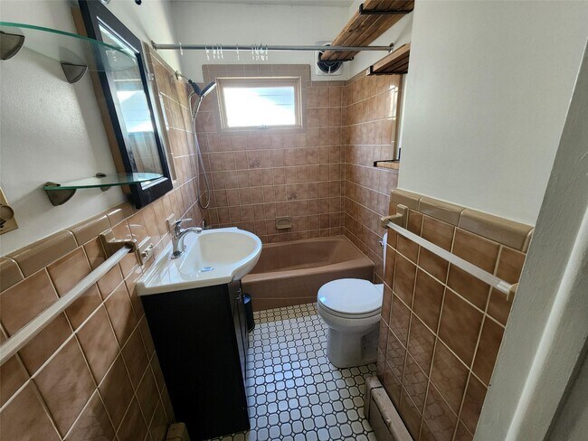 Building Photo - 1208 NY-9G