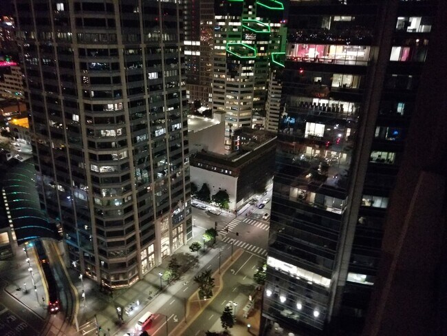 Building Photo - Electra! Spectacular Water and City views 28th floor 2bd 2ba NorthEast Corner