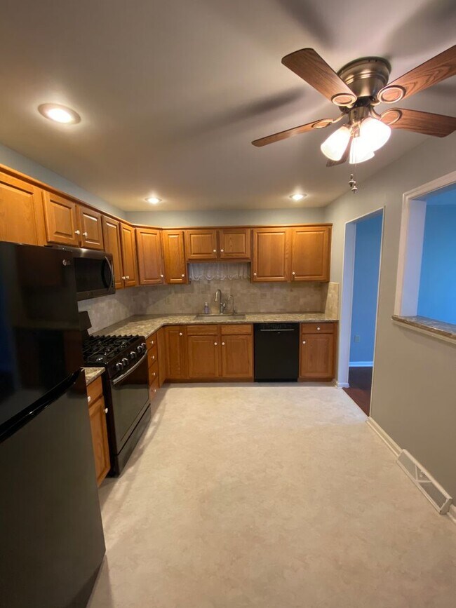Building Photo - Beautiful 3 BR End Unit Townhouse in Summit Hills!