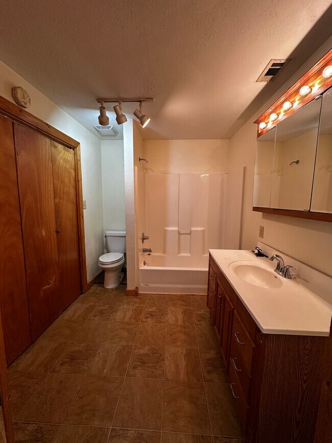 Building Photo - 1453 Chapparal Rd