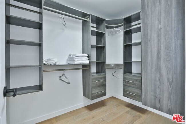 Building Photo - 1622 S Mansfield Ave