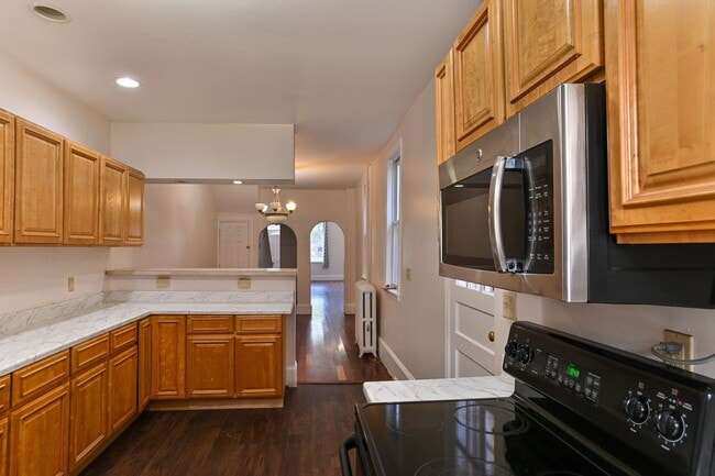 Building Photo - Charming 3 Bedroom on 2nd St