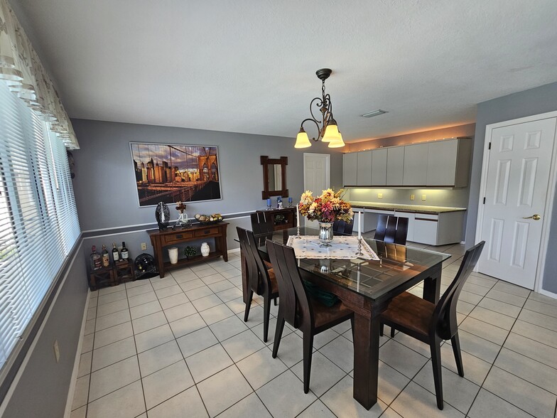 Building Photo - 2210 Bayou Dr