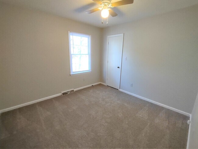 Building Photo - Beautiful Duplex Home Located in the Stone...