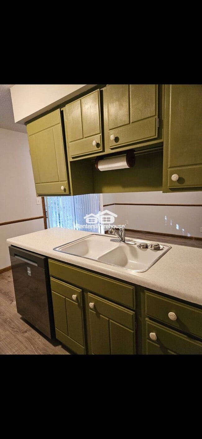 Building Photo - Available now - like new 2 bed 1 bath dupl...