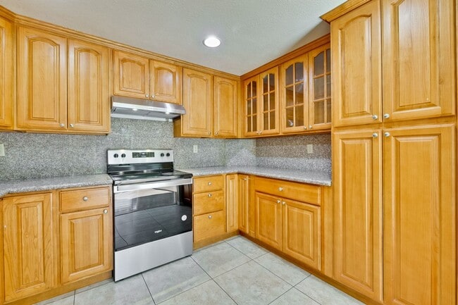 Building Photo - Hardwood Floors- A/C- Full Bedroom and Bath on First Floor: Fresh Paint