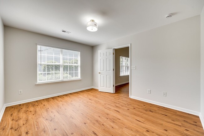 Building Photo - Beautiful 2 Bed 2.5 bath townhome in Benni...