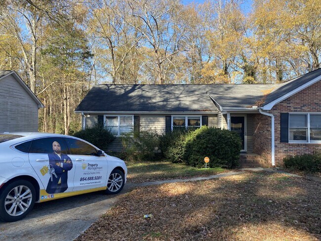 Building Photo - 2 Bedroom | 1 Bathroom | Walk to Downtown Simpsonville | Available Now