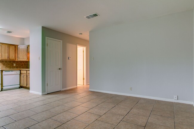 Building Photo - Upstairs Apartment for Lease!