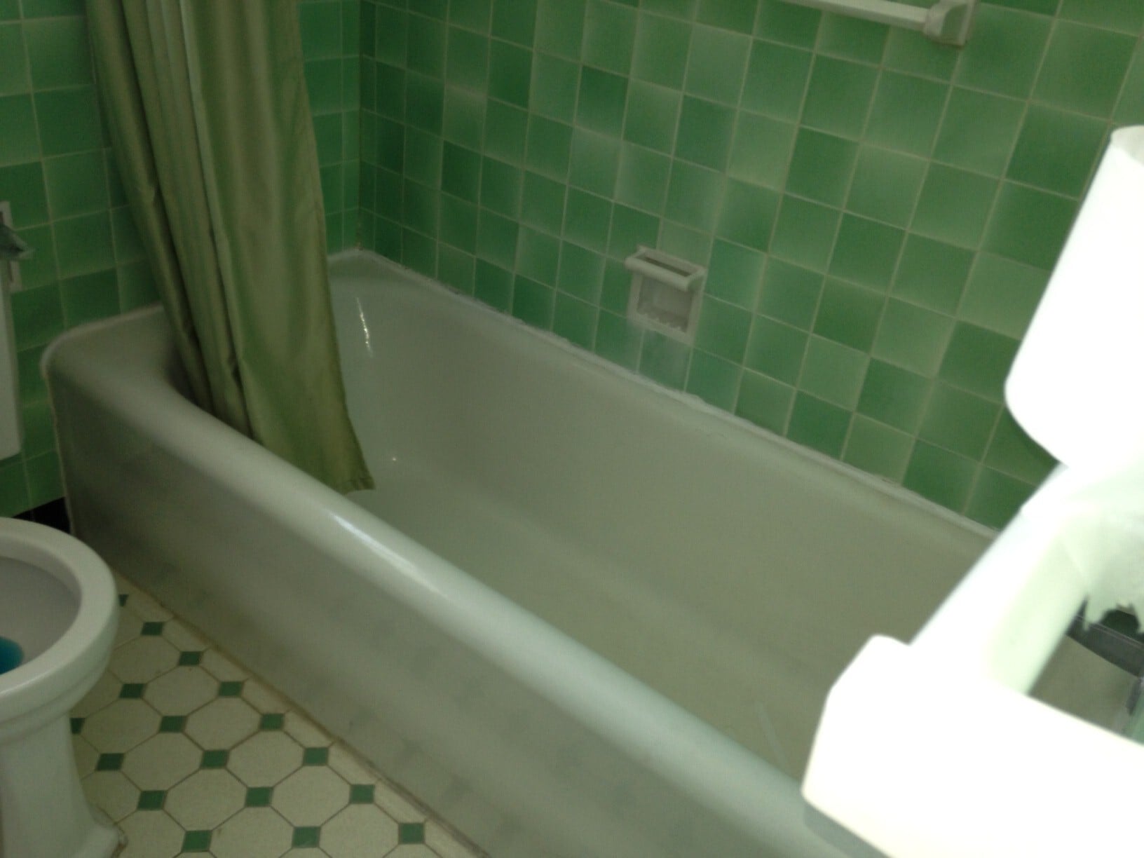 Extra long tub - 2763 Mount Carmel Ave