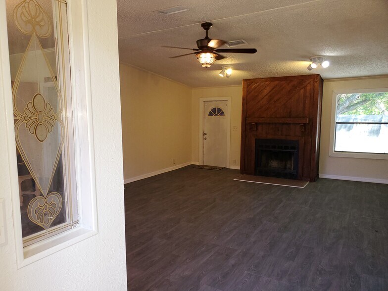 Building Photo - 2608 20 Mile Level Rd