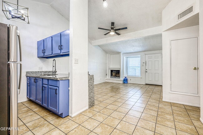Building Photo - 630 White Cliffs Dr