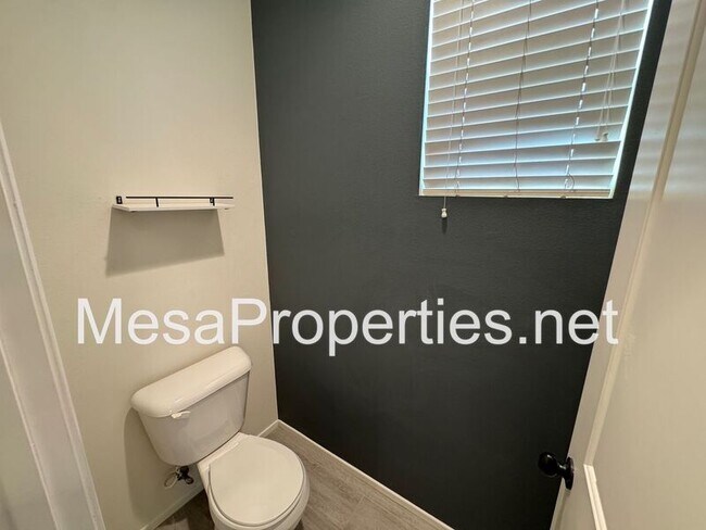 Building Photo - 3134 E La Avenida Dr