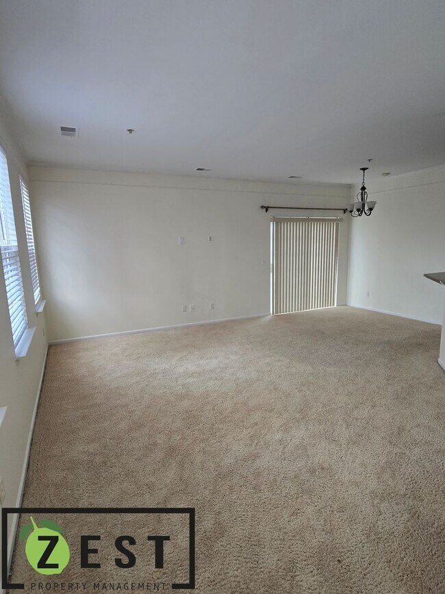 Building Photo - 2 BA 2 BD TOWNHOME! OPEN HOUSE 4/7 3-3:30 PM