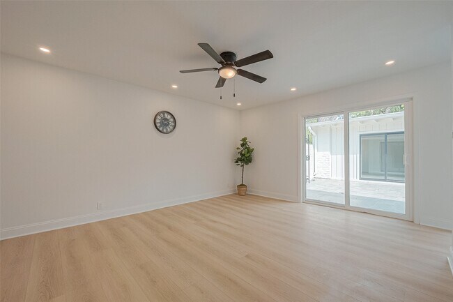 Building Photo - 10027 Lynbrook Dr