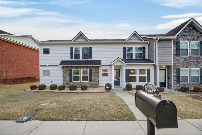 Building Photo - Move-In Ready Gem with Main-Level Owner's Suite