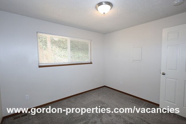 Building Photo - Webster Rd - Gladstone 2 bedroom duplex