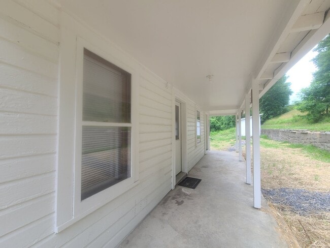 Building Photo - 2 Bedroom 1 Bath House -- outside of town -- Available 08/05/2026