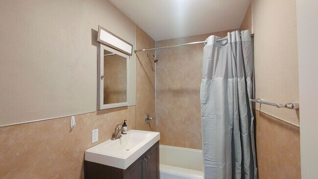 Building Photo - Darling Updated Cottage with New Kitchen a...