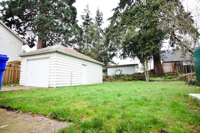 Building Photo - 2BD/1BA House with Garage!! Washer/Dryer i...