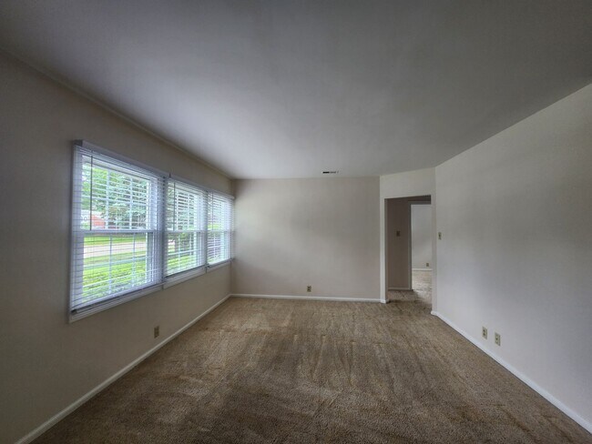 Building Photo - Cozy 2 Bedroom Home